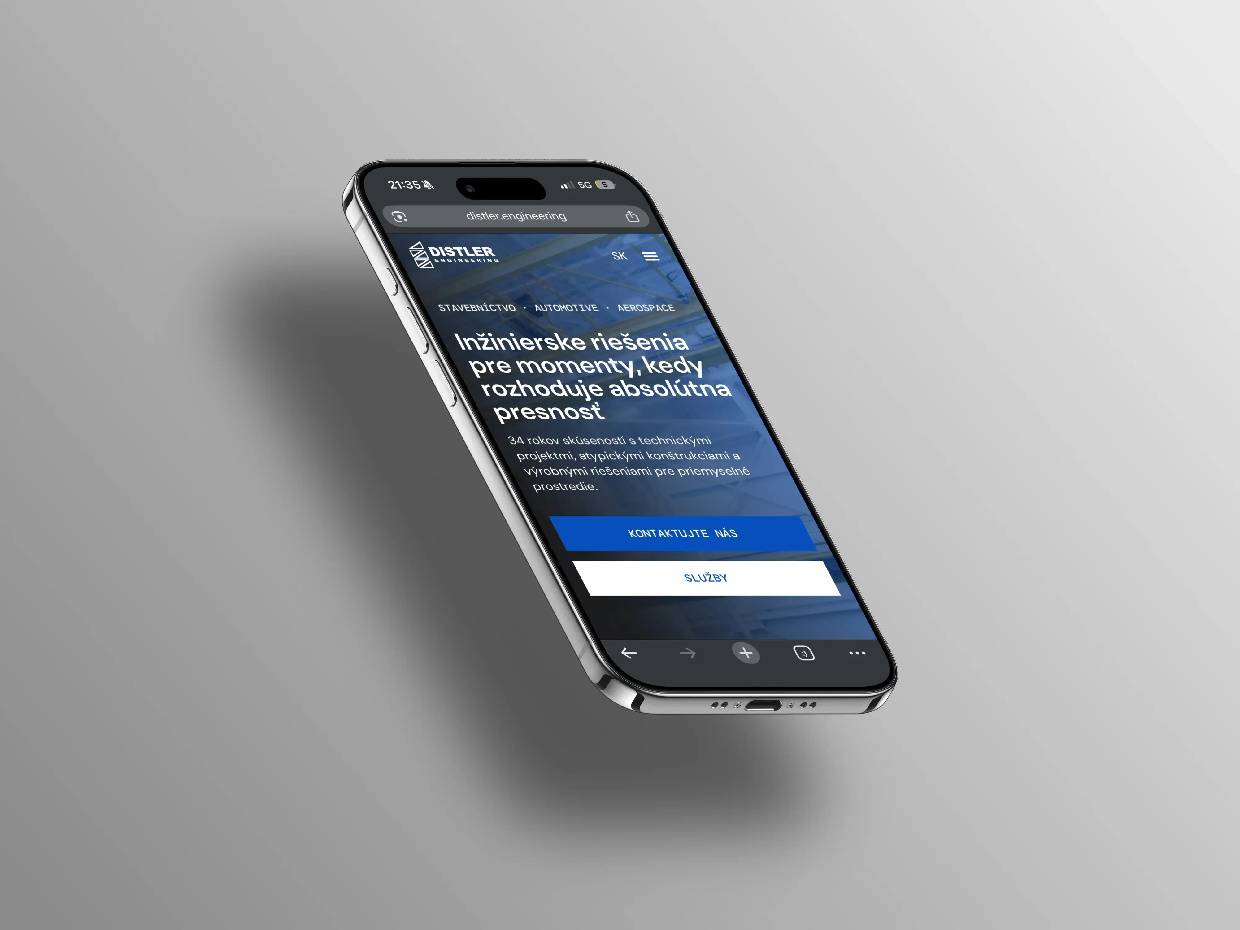 Web distler.engineering na mobile, modrý hero s headline „Inžinierske riešenia pre momenty, kedy rozhoduje absolútna presnosť“