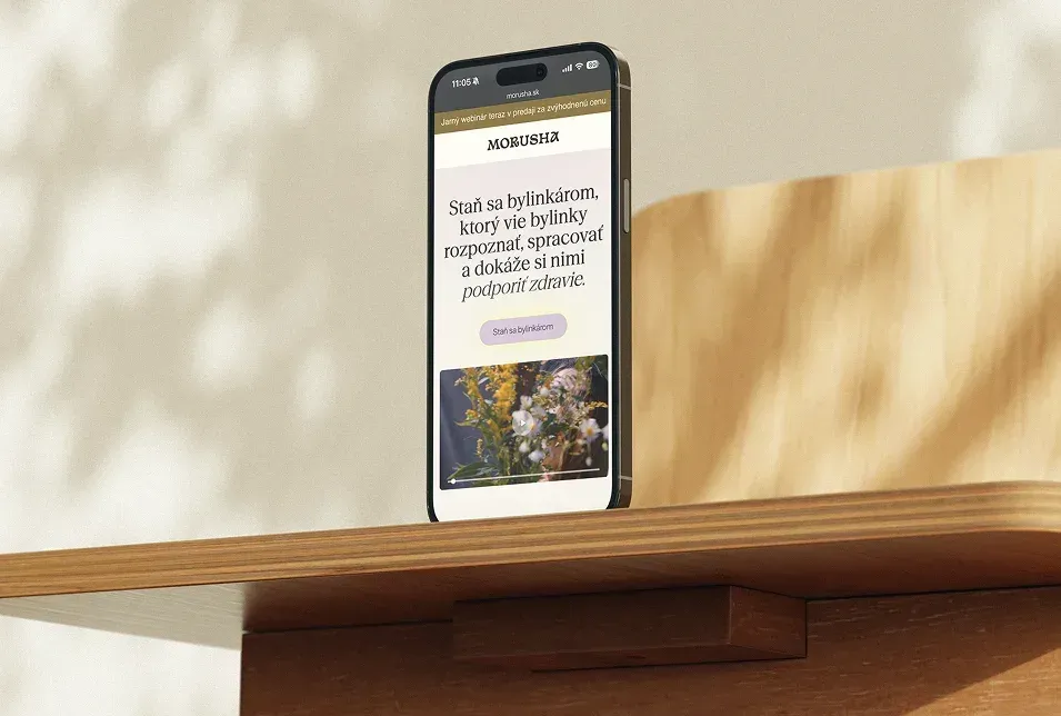 Web morusha.sk na mobile, predajná stránka kurzu bylinkárstva v teplých tónoch
