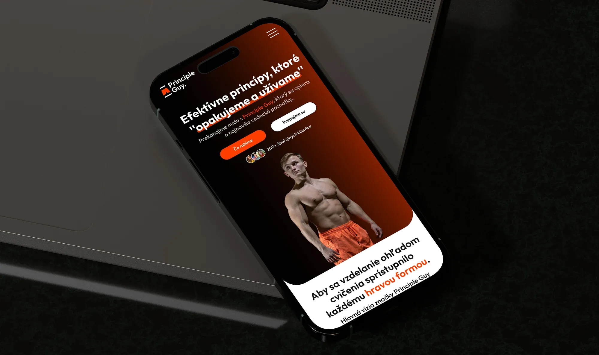 Web Principle Guy na mobile, oranžovo-čierny hero s headline „Efektívne princípy, ktoré opakujeme a užívame“