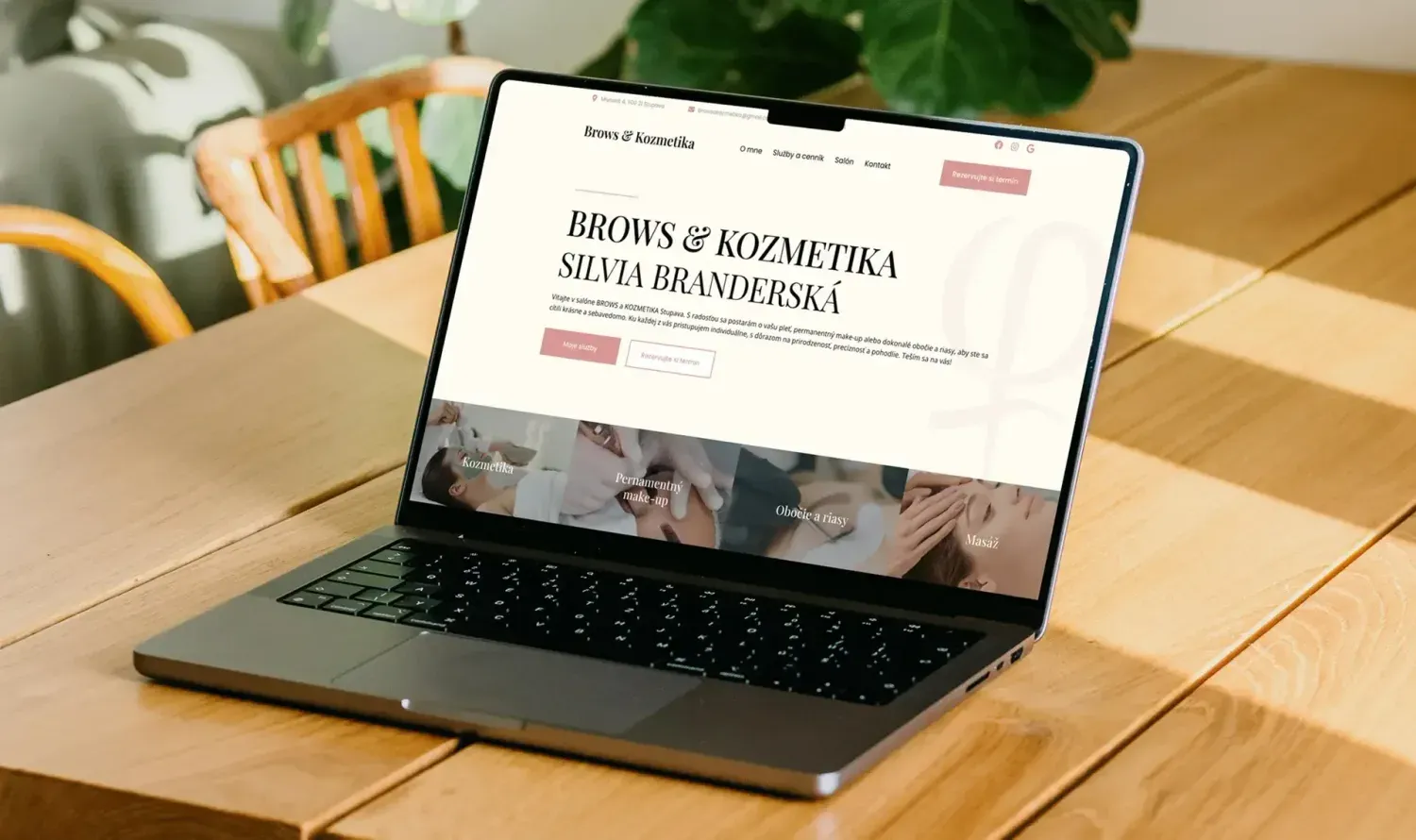 Web silviakozmetika.sk na notebooku, svetlý elegantný dizajn pre brows a kozmetiku
